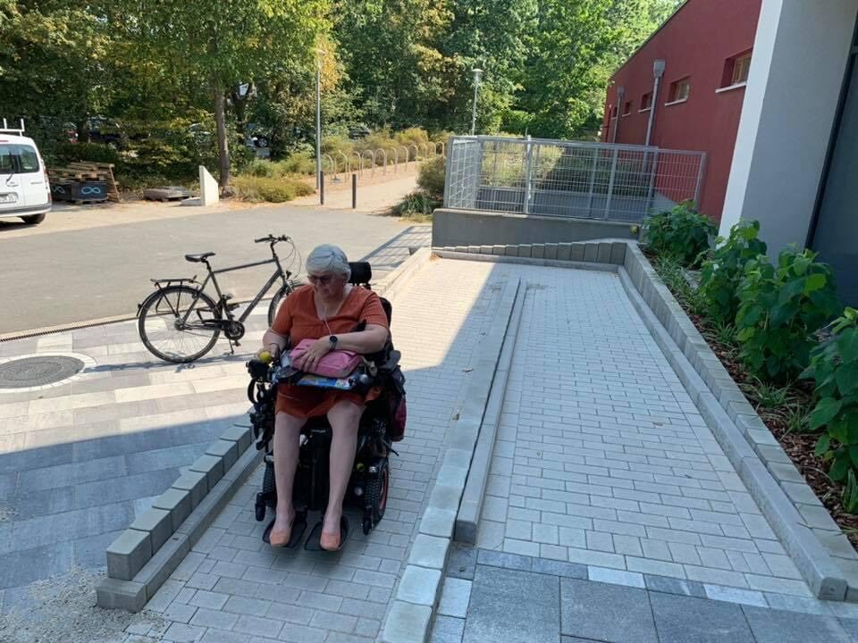 Susanne Steffgen auf einer barrierefreien Rampe mit Rollstuhl